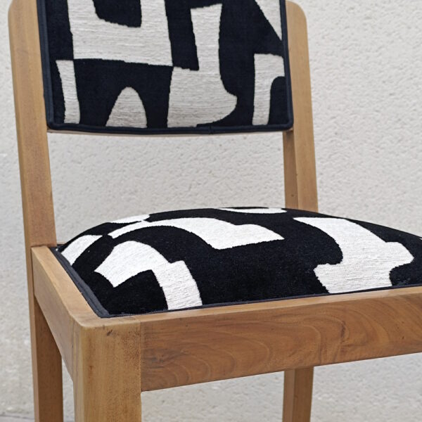 Chaise bois style art déco recouvert d'un tissu d'ameublement noir et blanc aux formes géométriques